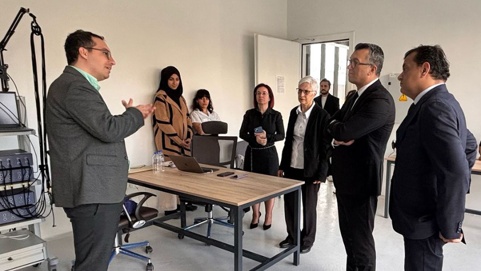 TÜSEB Başkanı Prof. Dr. Ümit Kervan Gazi Üniversitesi Nörobilim ve Nöroteknoloji Mükemmeliyet Merkezi’ni Ziyaret Etti