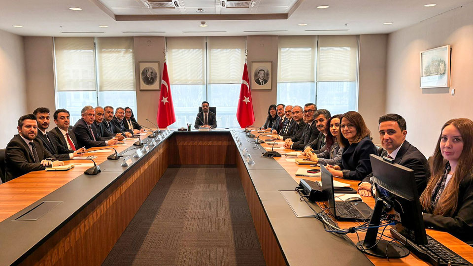 cumhurbaskanligi-saglik-politikalari-kurulunda-tusebin-faaliyetleri-ve-ureten-saglik-vizyonuna-iliskin-gorusme-gerceklestirildi-20260304