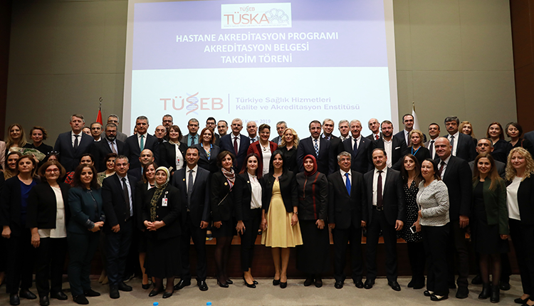 TÜSKA’dan akredite olan hastanelere Akreditasyon Belgeleri düzenlenen tören ile Sağlık Bakan Yardımcısı Sayın Prof.Dr.Emine ALP MEŞE tarafından takdim edildi.