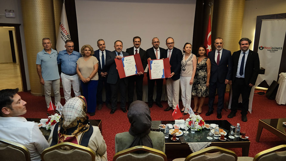 Özel Medigüneş Hastanesi’ne TÜSKA Akreditasyon Belgesi Takdim Edildi